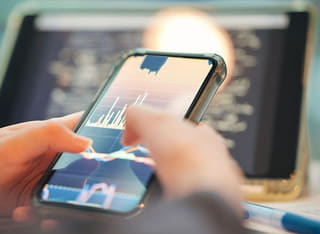 Investor ověřující transparentní proces výběru a převodu finančních prostředků