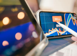Trader analyzující více trhů včetně Bitcoin, Ethereum a forexové opce